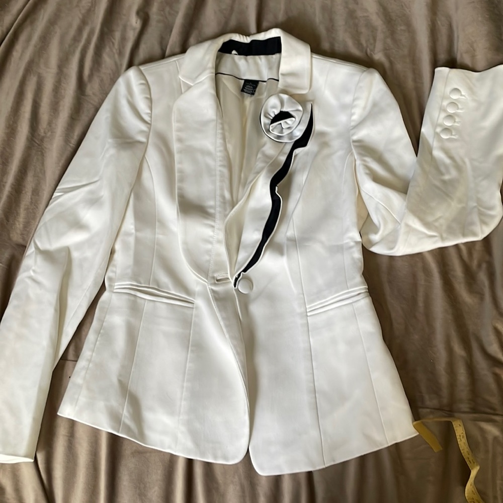 White House/Black Market blazer with removable flower. Size:4
